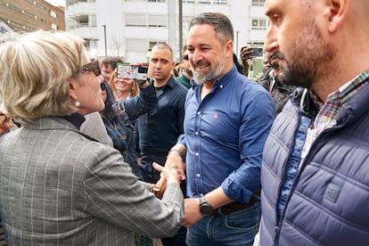 El presidente de Vox, Santiago Abascal, saluda a una simpatizante este sábado en un acto de campaña en Vitoria.
