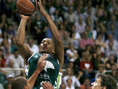Haislip, del Unicaja, tira a canasta entre dos jugadores del Canaria.