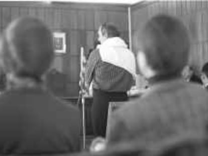 TARRAGONA, 24.1.2000 JUICIO POR EL CRIMEN DE ULLDECONA -el acusado Ramon Barranco declara en la audiencia de tarragona entre lamirada de la madre y hermana de la victima FOTO DE JOSEP LLUISSELLART (recibida por e-mail)