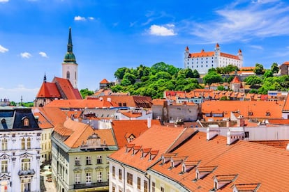 Panorámica de la ciudad de Bratislava, con la catedral de San Martín y el castillo al fondo.