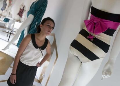 Una mujer observa uno de los trajes de baño expuestos en el Museo Balenciaga.