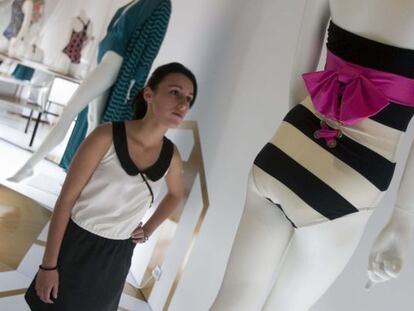 Una mujer observa uno de los trajes de baño expuestos en el Museo Balenciaga.