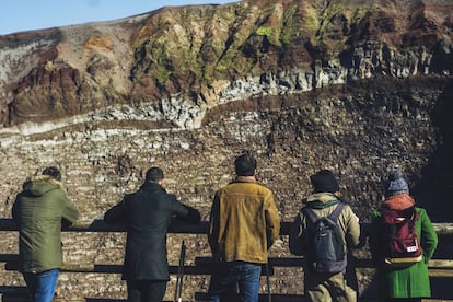 La subida al cráter del Vesubio, a unos 10 kilómetros de Nápoles, es una de las rutas más concurridas de Italia, pero la magnitud de la panorámica que se contempla compensa las muchedumbres jadeantes y sudorosas: la mayoría no sabe que desde el aparcamiento de Quota 1000 tiene que trepar por unos empinados y pedregosos 860 metros (con un desnivel medio del 14%) hasta el borde del enorme cráter (en la foto). Hay que tener cuidado con las víboras (y con los taxistas ilegales). Inicio y final: aparcamiento Quota 1000. Distancia: 3 kilómetros.Más información: <a href="https://www.visitpompeiivesuvius.com/" target="_blank">visitpompeiivesuvius.com</a>