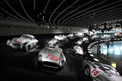 Varios de los vehículos expuestos en el Mercedes-Benz Museum de la ciudad alemana.