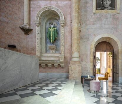 La vieja capilla del siglo XIX hoy en el bar-'lounge' del hotel. Sus hornacinas le delatan.