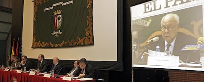 En primer plano, la imagen de Jesús de Polanco. Desde la derecha, Joaquín Estefanía, director de la Escuela UAM / El PAÍS; Juan Luis Cebrián, consejero delegado de PRISA; el profesor Rosental Calmon; Ángel Gabilondo, rector de la UAM; Ignacio Polanco, presidente de PRISA; María José Sarro, vicerrectora de la UAM, y Jesús Lizcano, director de la Fundación UAM / EL PAÍS.