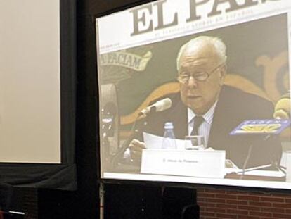 En primer plano, la imagen de Jesús de Polanco. Desde la derecha, Joaquín Estefanía, director de la Escuela UAM / El PAÍS; Juan Luis Cebrián, consejero delegado de PRISA; el profesor Rosental Calmon; Ángel Gabilondo, rector de la UAM; Ignacio Polanco, presidente de PRISA; María José Sarro, vicerrectora de la UAM, y Jesús Lizcano, director de la Fundación UAM / EL PAÍS.