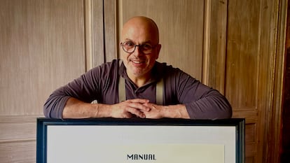 Jordi Vilà amb el Manual d'Autodefensa de la Cuina Catalana, al restaurant Alkimia.