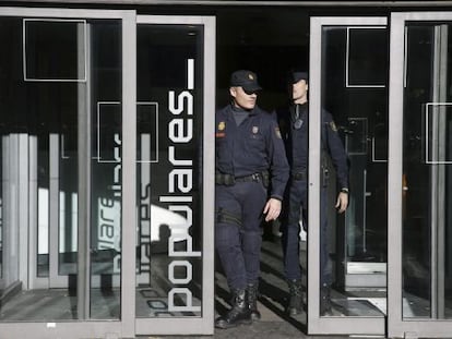 Policías durante el registro de la sede del PP el pasado día 20.