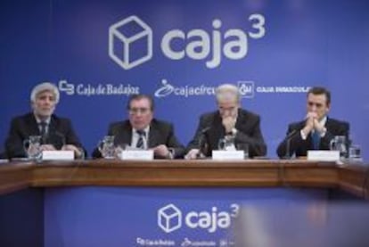 Los representantes de Caja 3 (Caja C&iacute;rculo, Caja Badajoz y CAI),  en la rueda de prensa sobre la fusi&oacute;n de las tres entidades.