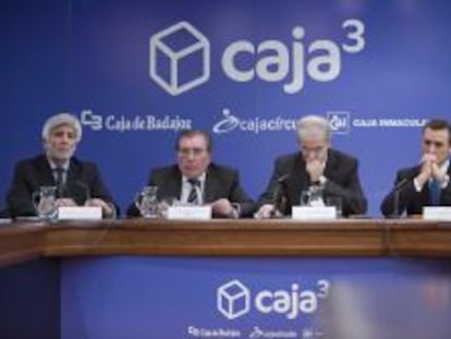 Los representantes de Caja 3 (Caja C&iacute;rculo, Caja Badajoz y CAI),  en la rueda de prensa sobre la fusi&oacute;n de las tres entidades.