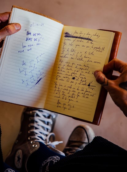 Leiva muestra el cuaderno con canciones para el nuevo disco de Sabina.