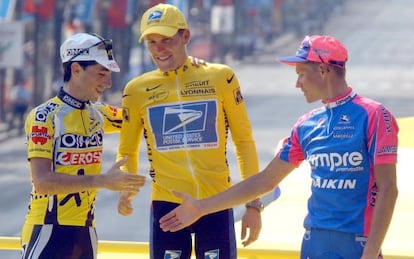 Joseba Beloki, Lance Armstrong y Raimondas Rumsas, en el podio del Tour de 2002.