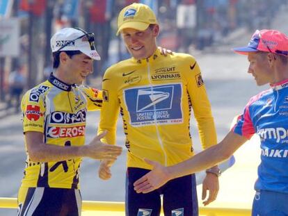 Joseba Beloki, Lance Armstrong y Raimondas Rumsas, en el podio del Tour de 2002.