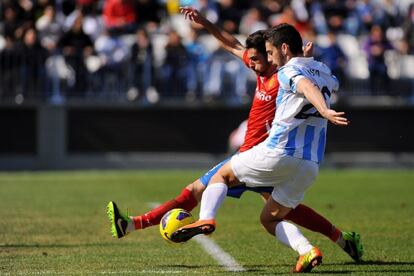 Álvaro intenta impedir el disparo de Isco.