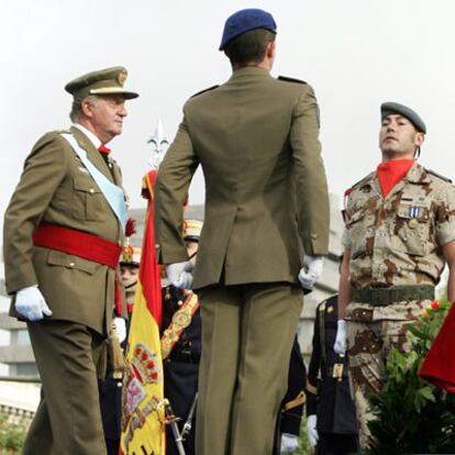 El Rey ha presidido el acto de homenaje a la bandera, celebrado en la misma plaza de Colón.