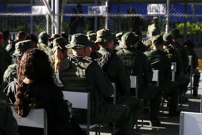 Miembros de las Fuerzas Armadas de Venezuela esperan para emitir su voto.