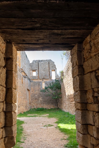 Vista de la sala de armas del castillo desde el interior de una de las torres.