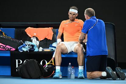 Nadal es atendido del costado durante el partido.