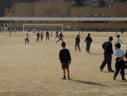 Un grupo de ni&ntilde;os juegan al f&uacute;tbol en el colegio Altair de Sevilla.