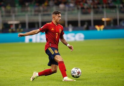 Yéremi Pino conduce la pelota en el Italia-España de la Liga de Naciones