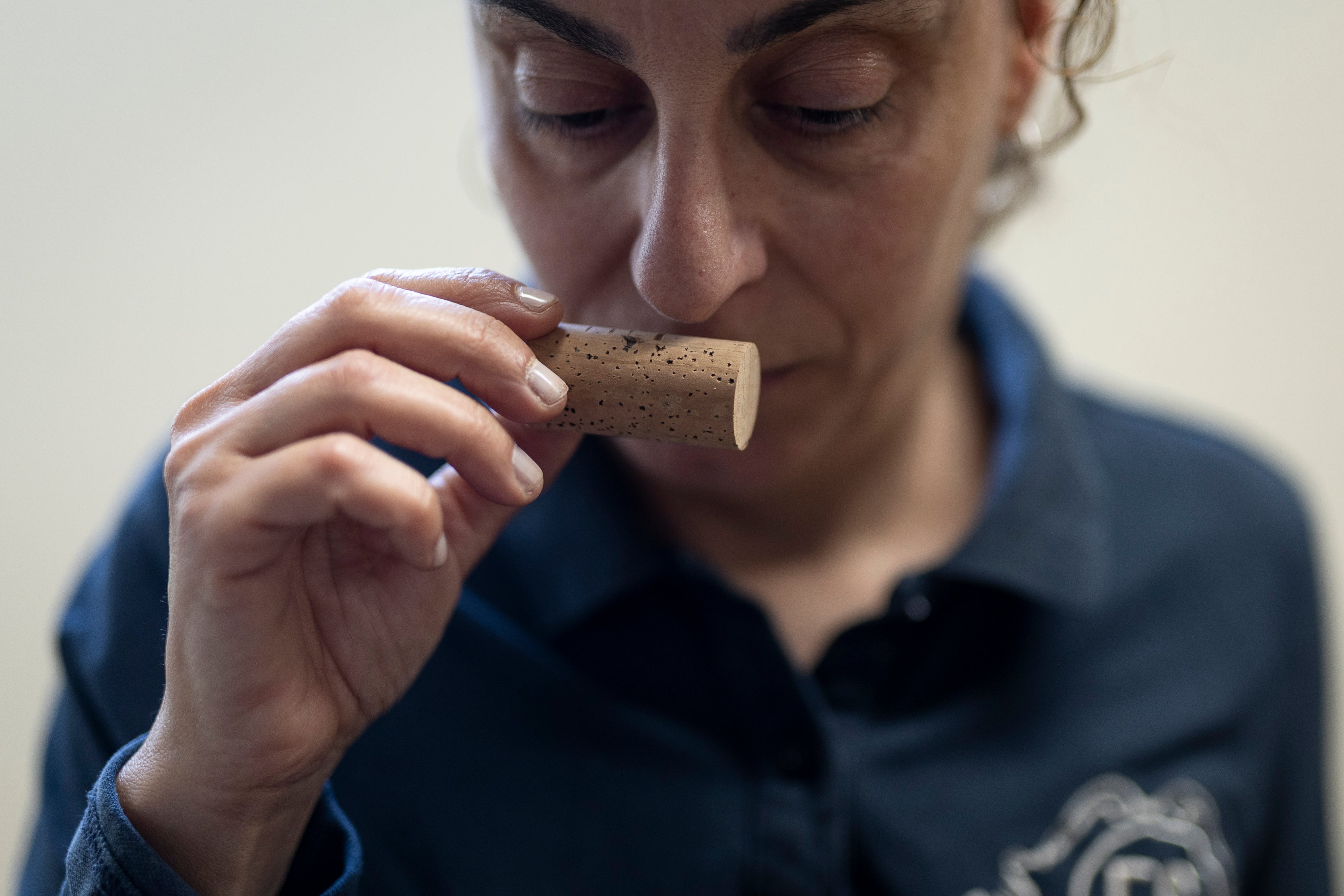 En la imagen, Anna Morillas durante el proceso de 'sniffing'.


