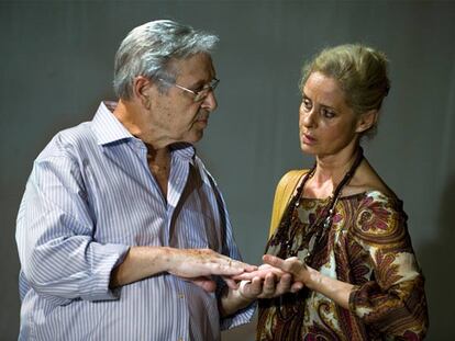 Los actores Jordi Dauder y Vicky Peña, en una representación de  <i>Aprés moi le dèluge. </i>