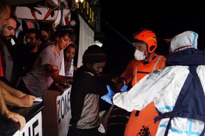 Efectivos de la Guardia Costera proceden a la evacuación de 8 personas "necesitadas de asistencia urgente" que permanecían en el barco de la ONG española 'Open Arms'. El día 19 de agosto la crisis deriva en un enfrentamiento entre España, Italia y la propia ONG, cuando el Gobierno de Pedro Sánchez sugiere que se lleve el barco a Algeciras o Mahón, algo a lo que 'Open Arms' se niega porque podría poner en peligro a los pasajeros.