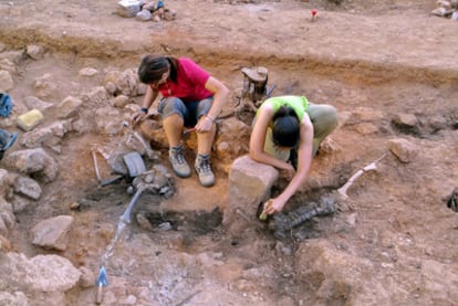 Los dos esqueletos hallados en el poblado íbero de La Celadilla, en Ademuz.