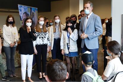 Los reyes Felipe VI y Letizia, junto a la princesa de Asturias y la infanta Sofía, en su visita al centro de acogida de Pozuelo.