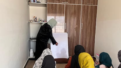 Una clase en una escuela clandestina para niñas en Afganistán, en una imagen cedida por la organización Femena.