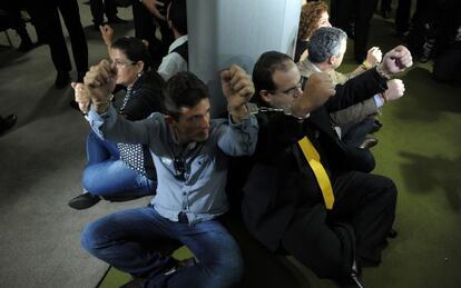 Manifestantes se acorrentam em torno de pilastra no Sal&atilde;o Verde da C&acirc;mara dos Deputados para pressionar Eduardo Cunha a encaminhar pedido de impeachment de Dilma Rousseff.