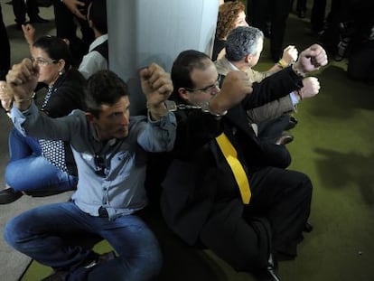 Manifestantes se acorrentam em torno de pilastra no Sal&atilde;o Verde da C&acirc;mara dos Deputados para pressionar Eduardo Cunha a encaminhar pedido de impeachment de Dilma Rousseff.