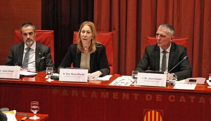 Neus Munté acompañada de Joan Vives (i) y Jean Castel (d).