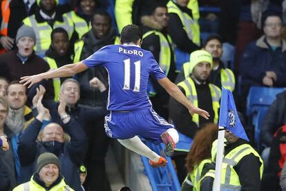 Pedro festeja uno de sus dos goles al Bournemouth.