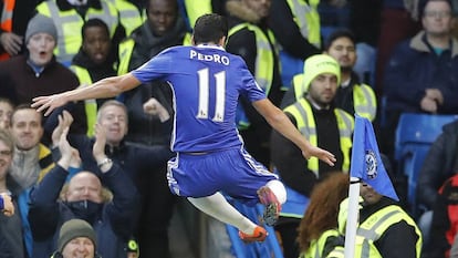 Pedro festeja uno de sus dos goles al Bournemouth.