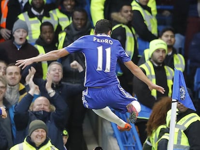 Pedro festeja uno de sus dos goles al Bournemouth.