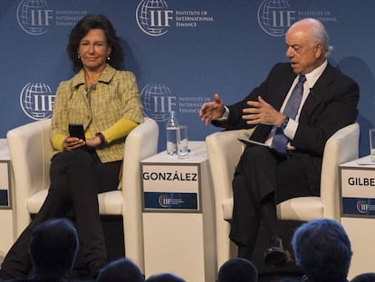 Ana Botín, presidenta del Santander, y Francisco González, presidente del BBVA, este miércoles en el Instituto de Finanzas Internacionales, en Bruselas.