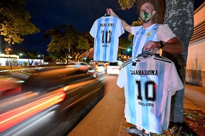 Un vendedor ambulante ofrece camisetas con el dorsal de Diego Armando Maradona, en Cali (Colombia). El futbolista también había sufrido en las últimas semanas "algunos episodios de confusión" que los médicos asociaron a "un cuadro de abstinencia".