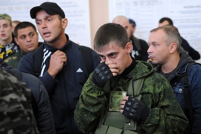 Reclutas rusos dentro de un centro de alistamiento militar de Bataysk, región de Rostov del Don, al sur de Rusia, este lunes.