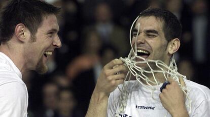 En la final disputada en Sevilla, el TAU Baskonia se proclamó campeón de la Copa del Rey. Comandados por Caderón y Nocioni (ambos en la imagen celebrando el título), dejaron por el camino a Estudiantes y a los locales Caja San Fernando para verse las caras con el Joventut en la final, a los que derrotaron (81-77). En los catalanes brilló con luz propia un joven Rudy Fernández, que fue elegido MVP de la final.