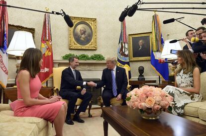 La reina Letizia, el rey Felipe VI, el presidente de Estados Unidos Donald Trump y la primera dama Melania Trump, en el despacho Oval.