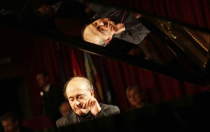 Carles Santos, durante su concierto tras recibir la meda de oro de la Universitat Jaume I, en 2009.