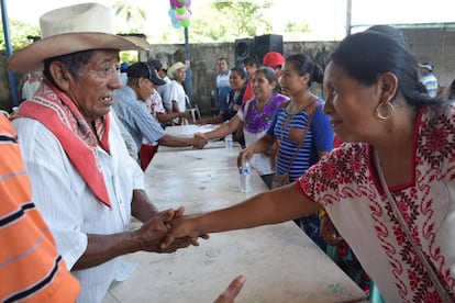 Mar&iacute;a de Jes&uacute;s Patricio saluda a un simpatizante en Chiapas.