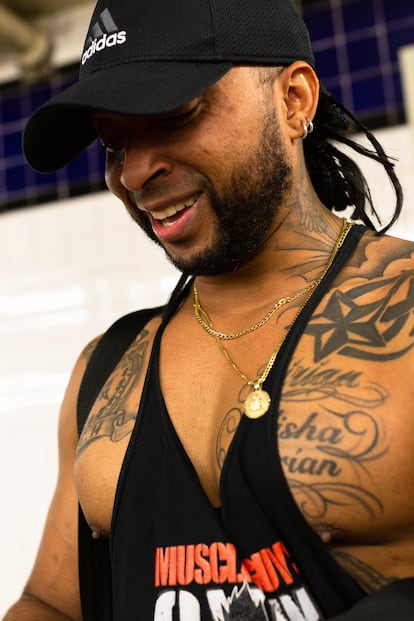 Rafy lleva dos años en Nueva York y lleva tatuado en su pecho el nombre de sus hijos, que dejó junto a su mujer en República Dominicana. Aunque trabaja en hostelería, espera algún día dedicarse a la dirección audiovisual.