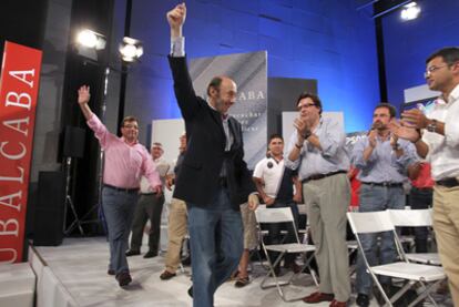 Alfredo Pérez Rubalcaba y Guillermo Fernández Vara (detrás), ayer en Mérida.