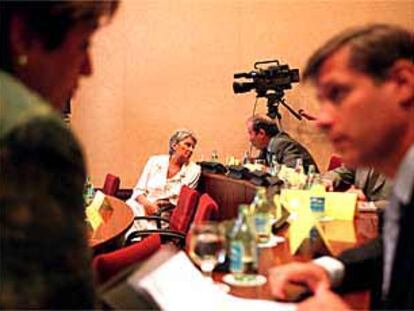 Carme-Laura Gil, al fondo, y Alberto Fernández Díaz, en primer plano, ayer en el Parlament.