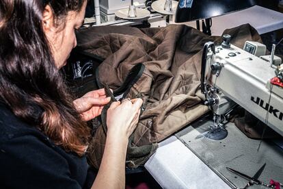 Trabajo manual de cosido para la reparación de las prendas llevado a cabo en el taller.