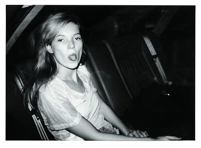 Na imagem, Kate Moss na Fashion Week, em Paris, 1992.