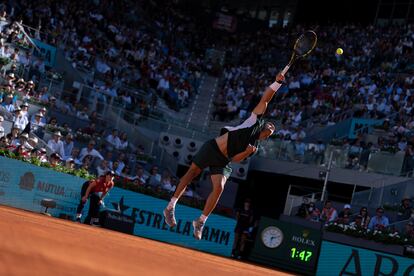 Carlos Alcaraz, al servicio durante la semifinal frente a Djokovic. 

